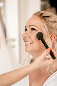 Getting Ready Braut: das Make up der Braut wird fertig gestellt