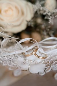 Wedding Photography Detailaufnahme der Ringe und des Brautstrausses