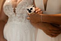 Hochzeitsfotografie: Spielzeug in der Hand der Braeute