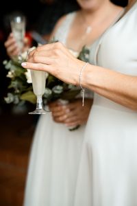 queere Hochzeit Braeute beim Sektempfang