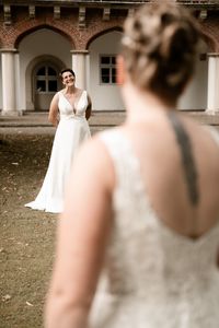 queere Hochzeit Blick ueber die Schulter der Braut auf ihre Braut